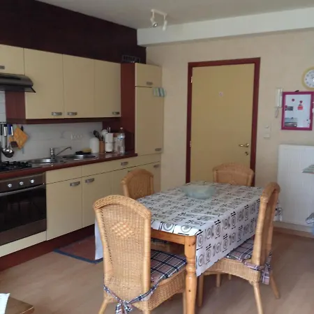 Knus Met Zijdelings Zeezicht Apartment