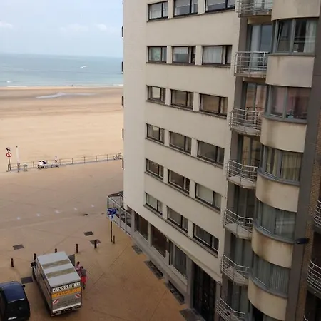 Knus Met Zijdelings Zeezicht Oostende